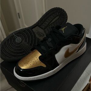 Jordan Men's Black, Gold, and White Sneakers